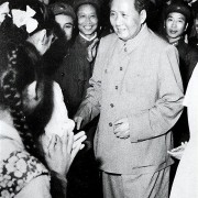 《白蛇传》明明是爱情传说，毛主席看完后为何嚎啕大哭，怒发冲冠
