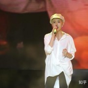 路默依亮相公益晚会传递爱心放声高歌