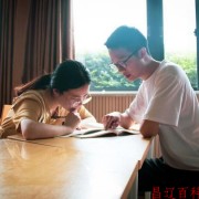 斩获50多项荣誉学霸情侣写就不一样的“青春纪念册”