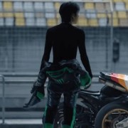 王一博《我的时代和我2》中受伤实力偶像努力的样子认真对待舞台