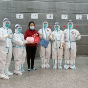 战疫图集│暖心！方舱医院响起生日歌，同心守“沪”点亮希望之光